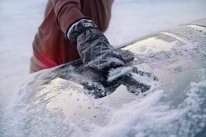 Audi jégkaparó kesztyűvel