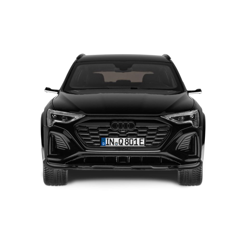 Audi Q8 e-tron modellautó, 1:18, mítoszfekete