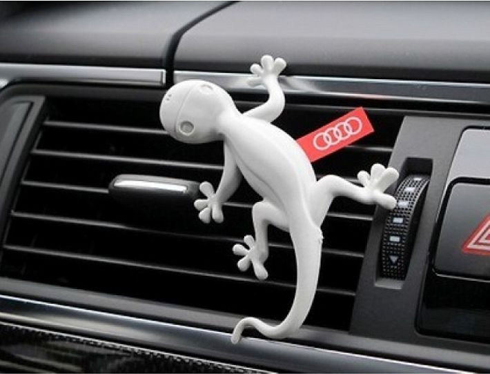 Audi gekkó autóillatosító, világosszürke, fenyő/narancs illat